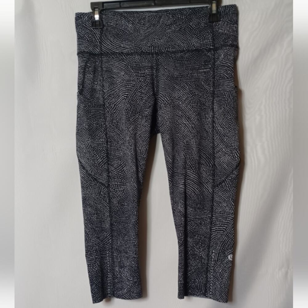 Lululemon Blue and Grey Nulux Fabric Crop Legging With Cut Out Hem.10 - Picture 2 of 12
